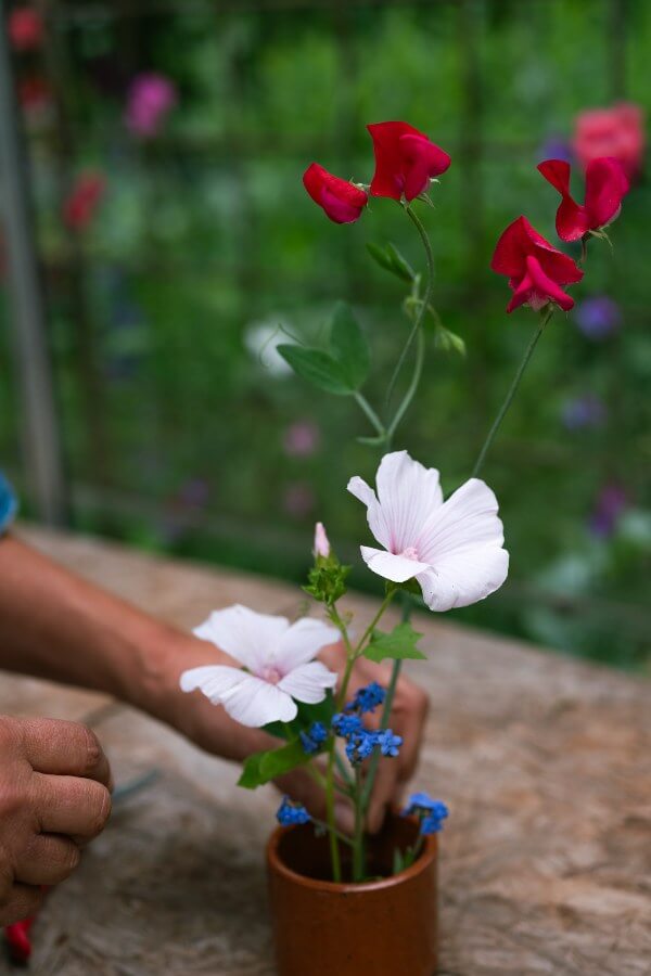 Kenzan gevuld met bloemen