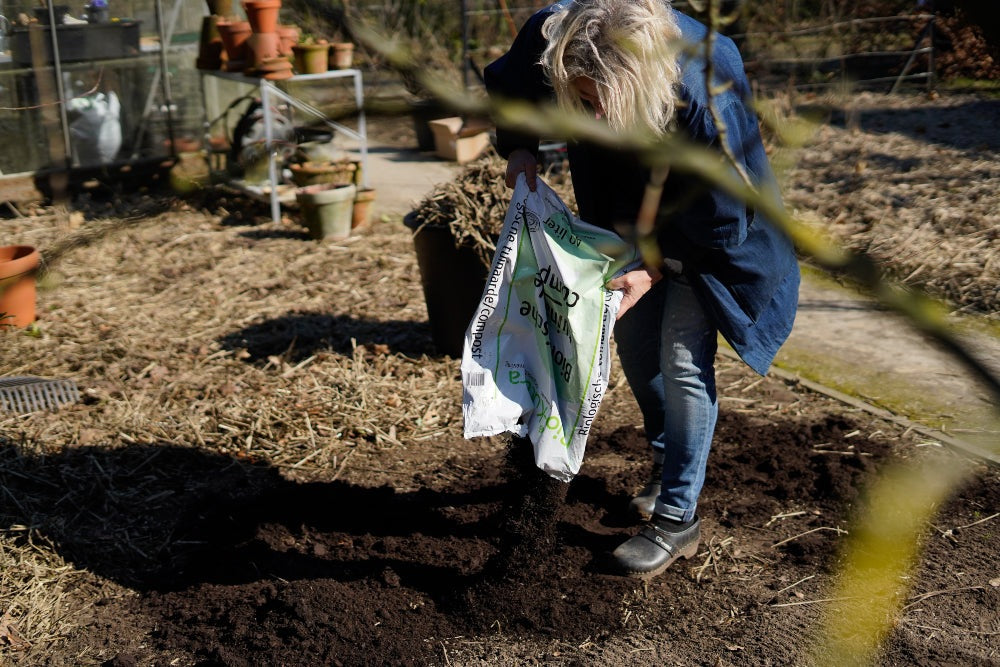 biologische tuinaarde compost 40 liter uitstrooien