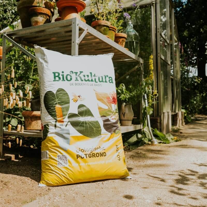 biologische potgrond 40 liter in tuin - Bio-Kultura