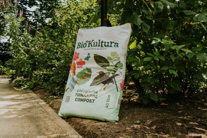 biologische tuinaarde compost 40 liter in tuin